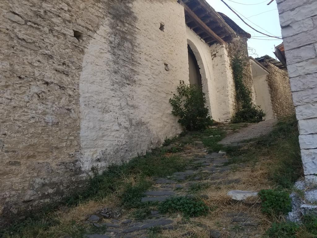 Lori'S Traditional House Gjirokastër Eksteriør billede